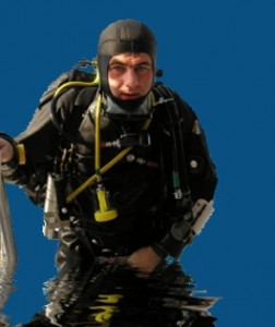 Marcin Krysinski wychodzi z wody po nurkowaniu na obiegu otwartym